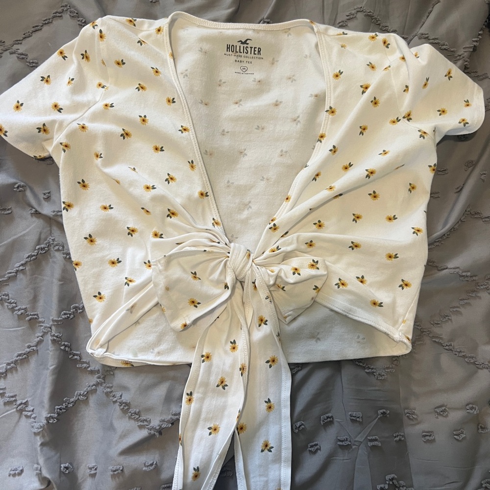 Hollister sunflower flattering wrap tie shirt - Picture 4 of 5
